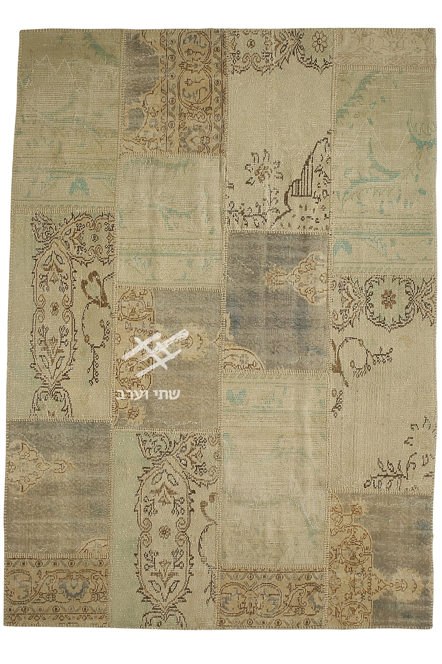 שטיח טלאים בז' עם נגיעות בכחול