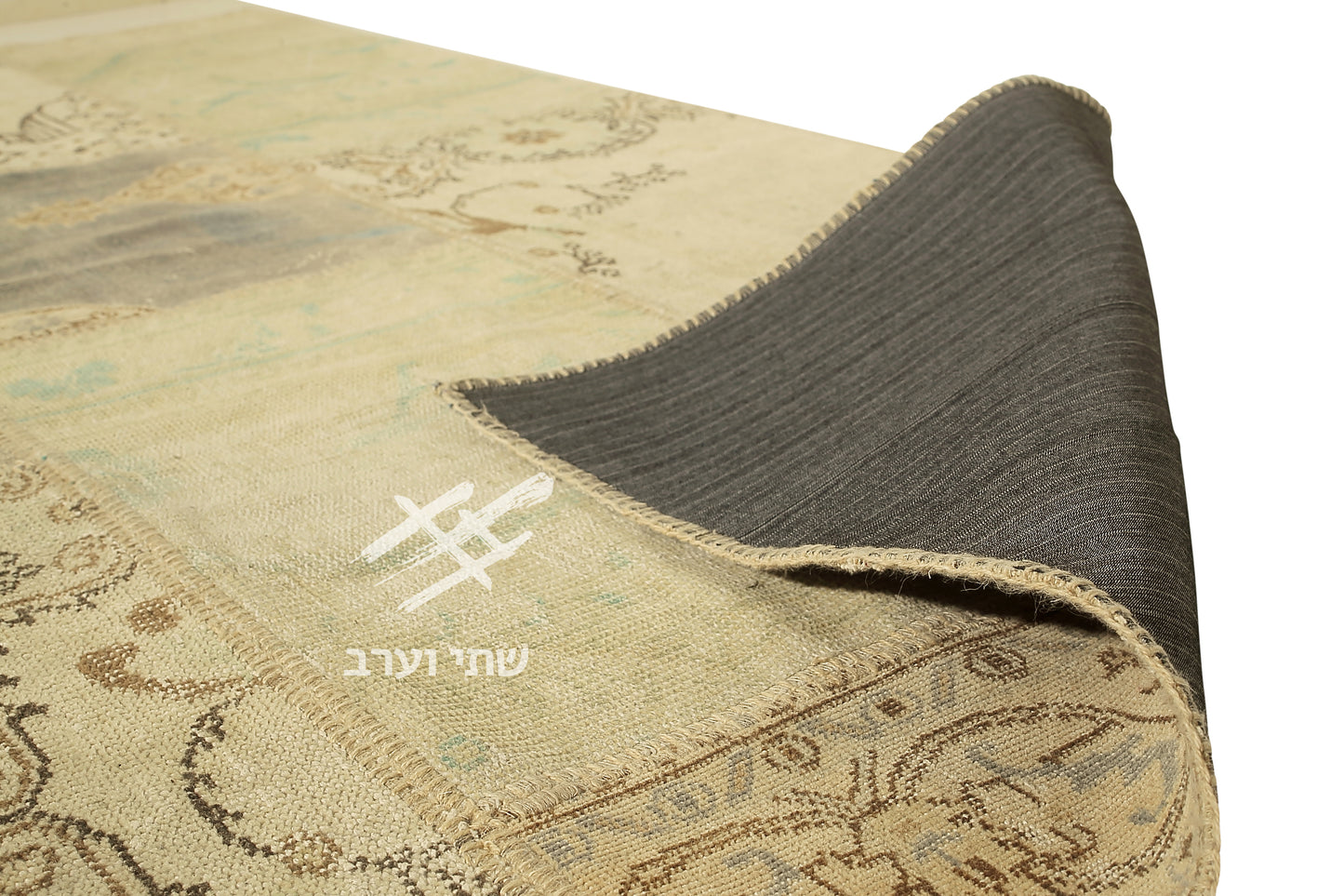 שטיח טלאים בז' עם נגיעות בכחול
